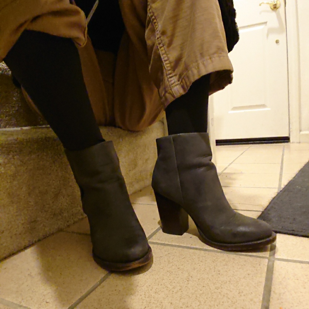 URBAN OUTFITTER Dark Gray Boots (6) - Picture 3 of 8
